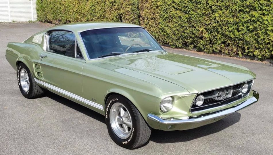 Ford Mustang Fastback code S de 1967 avant coteamerican coffee garage